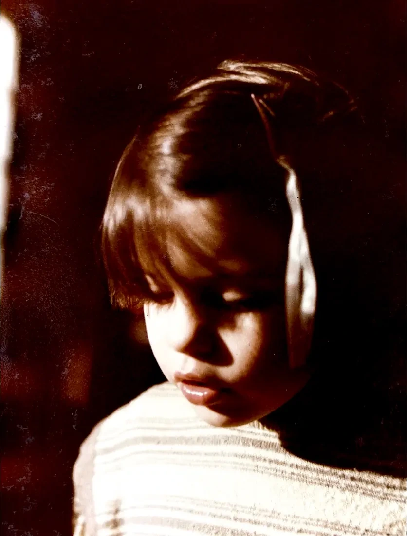 Claire enfant, le regard baissé